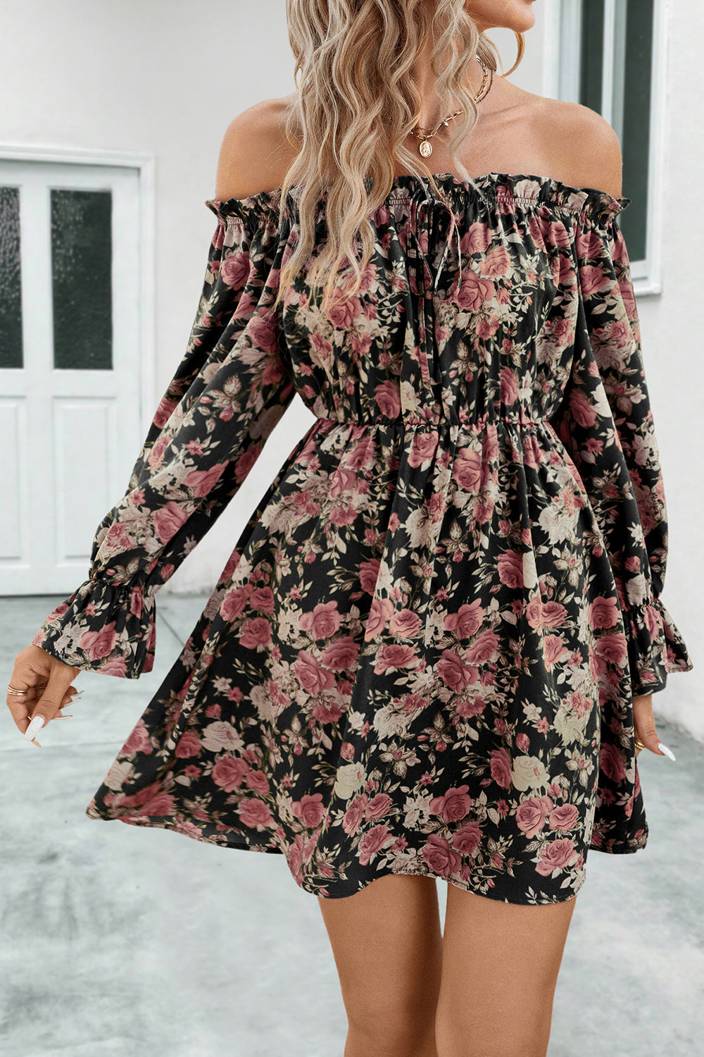 Stilla | Off-Shoulder Flounce Ærme Kjole