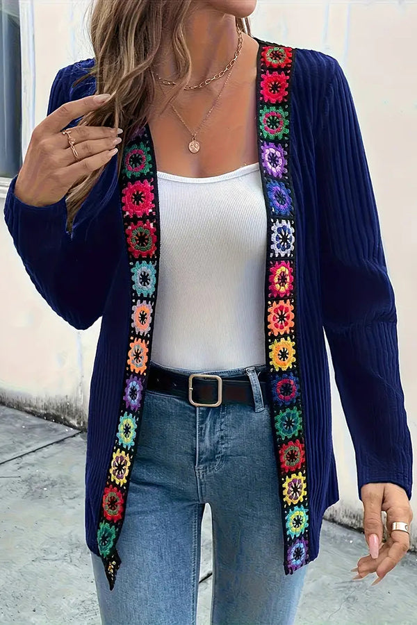 Stilla | Boho Strik Cardigan med Blomsterdetalje og Lange Ærmer