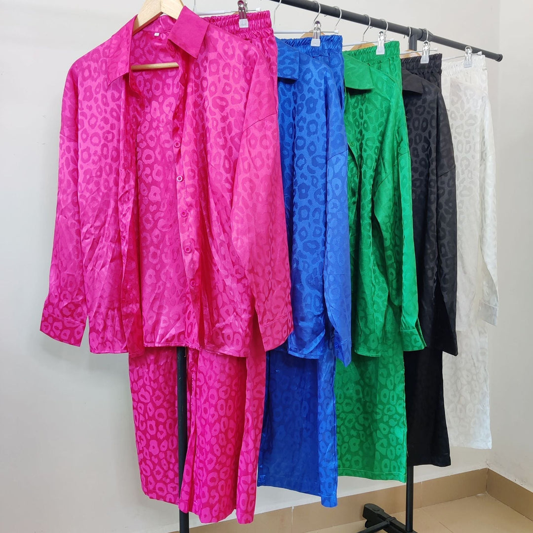 Stilla | Outfit Skjorte og Bukser i trykt Satin Leopard