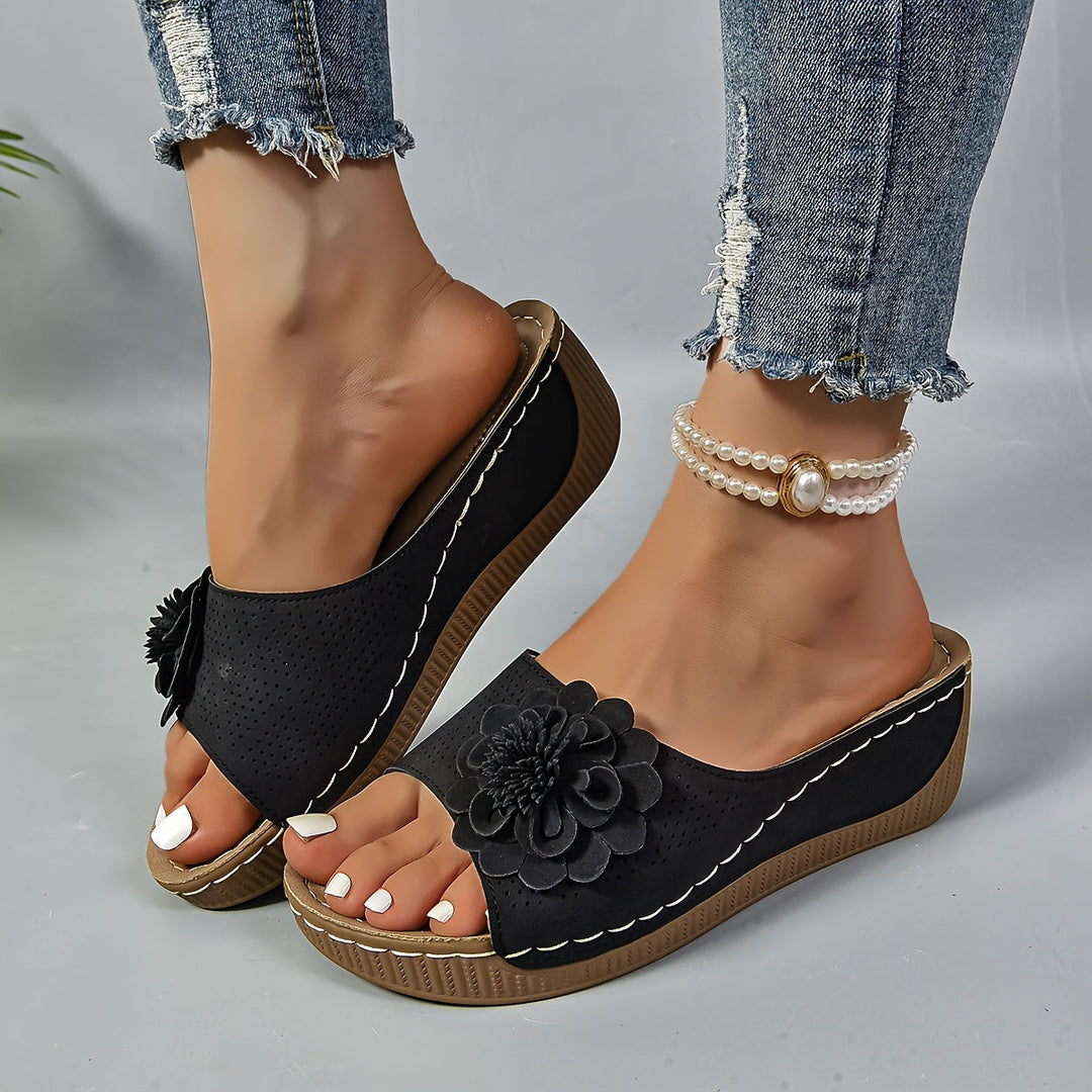 Stilla | Sandaler Med Kilehæl, Komfortable Slip on Sko Med Blomsterudsmykning