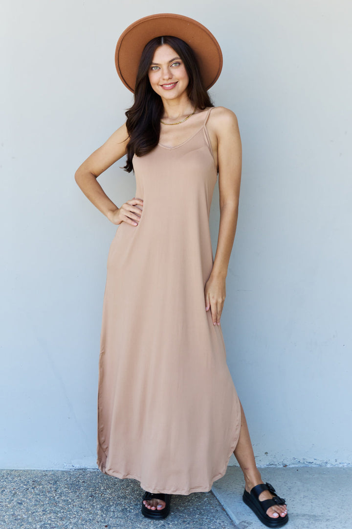 Stilla | Good Energy Full Size Cami Side Slit Maxi Kjole I Camel