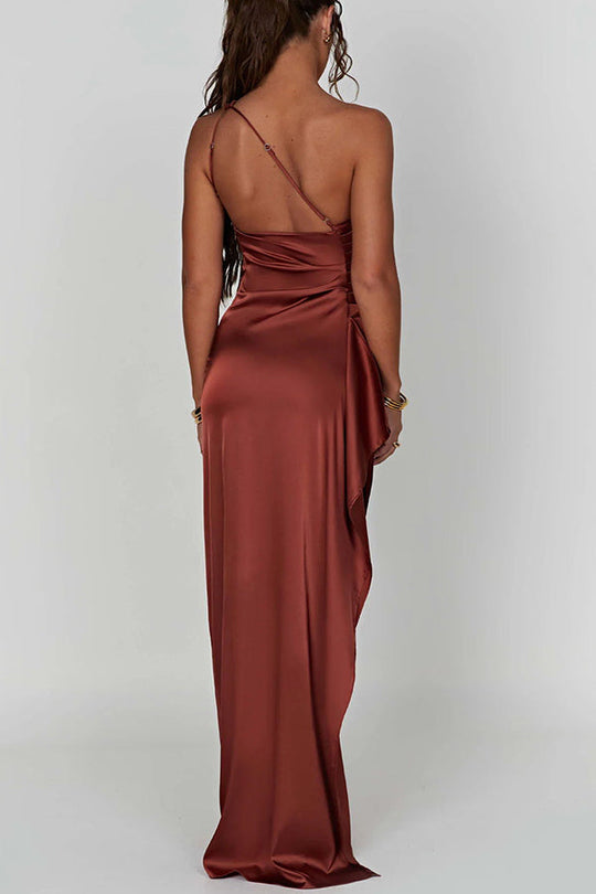Stilla | Tilpas dig dine kurver Asymmetrisk satin slids med drapering