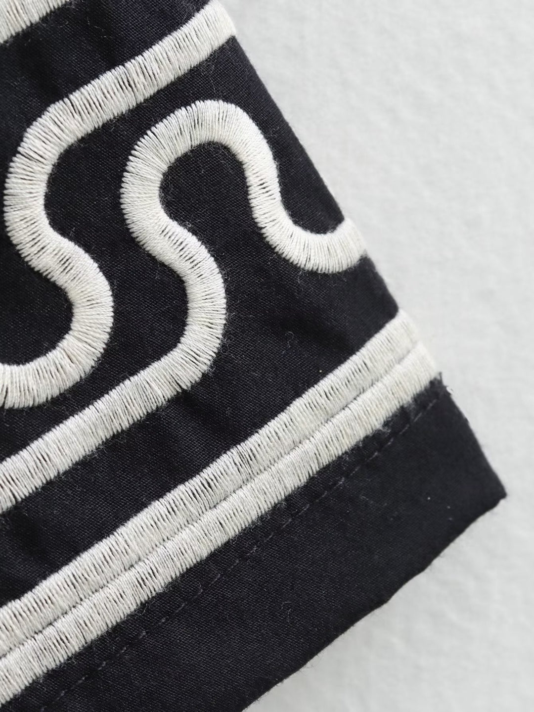 Stilla | Kort kjole Giselle med lange ærmer og broderi