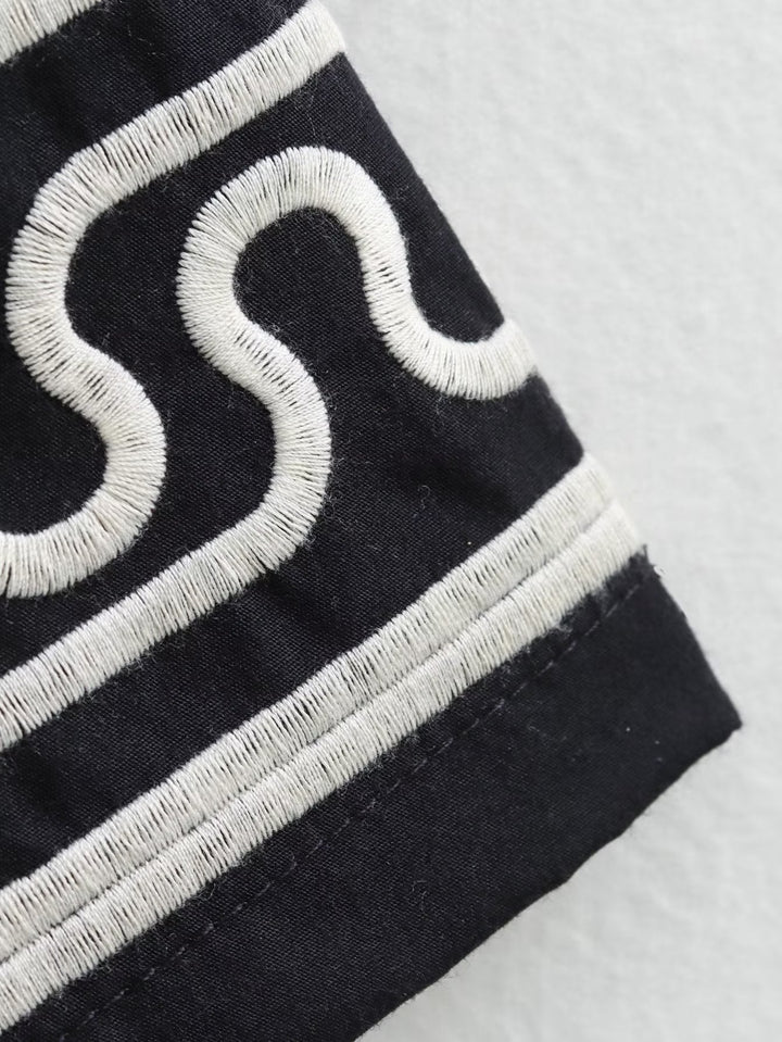 Stilla | Kort kjole Giselle med lange ærmer og broderi
