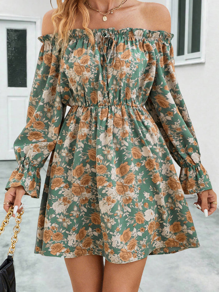 Stilla | Off-Shoulder Flounce Ærme Kjole
