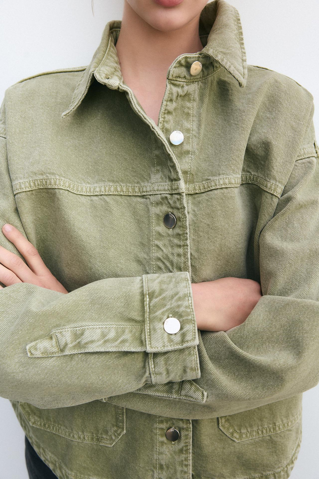 Stilla | Klassisk Khaki Denim Jakke til Hverdagens Stil