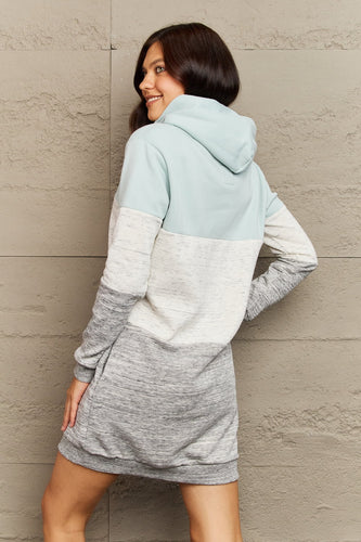 Stilla | Full Size Farveblok Dropped Shoulder Hættetrøje Mini Kjole