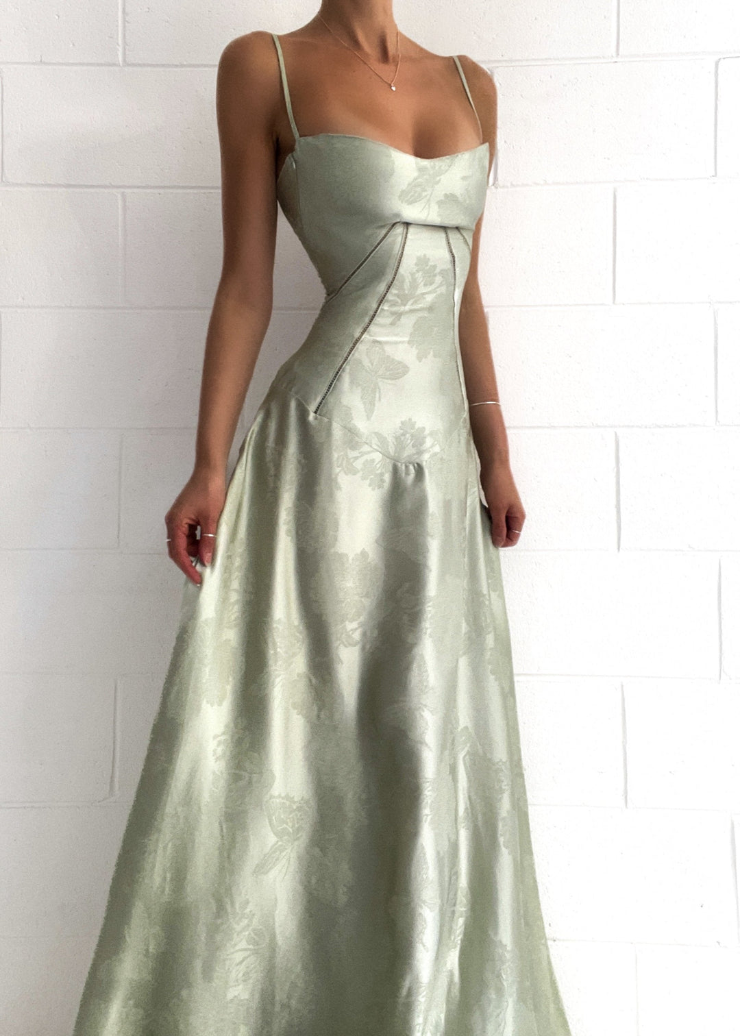 Stilla | Flydende Satin Kjole Satin Glansfuld & Yndefuld