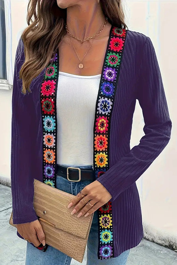 Stilla | Boho Strik Cardigan med Blomsterdetalje og Lange Ærmer
