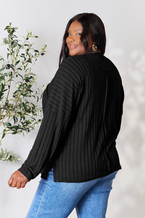 Stilla | Bae Full Size Ribbet Rund Hals Slids Strik Top