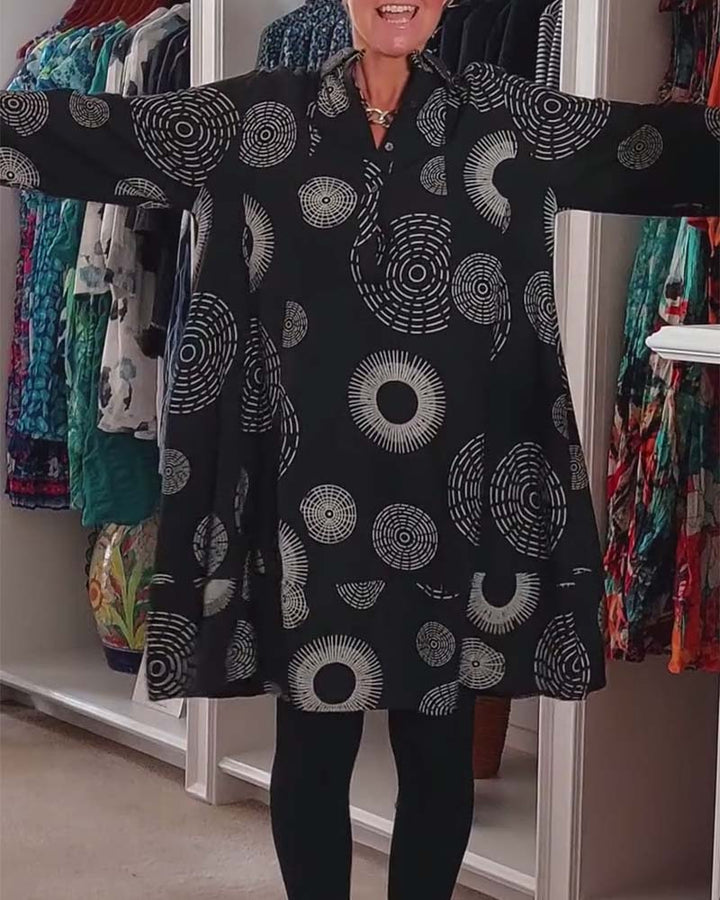 Stilla | Kjole med revers og geometrisk print