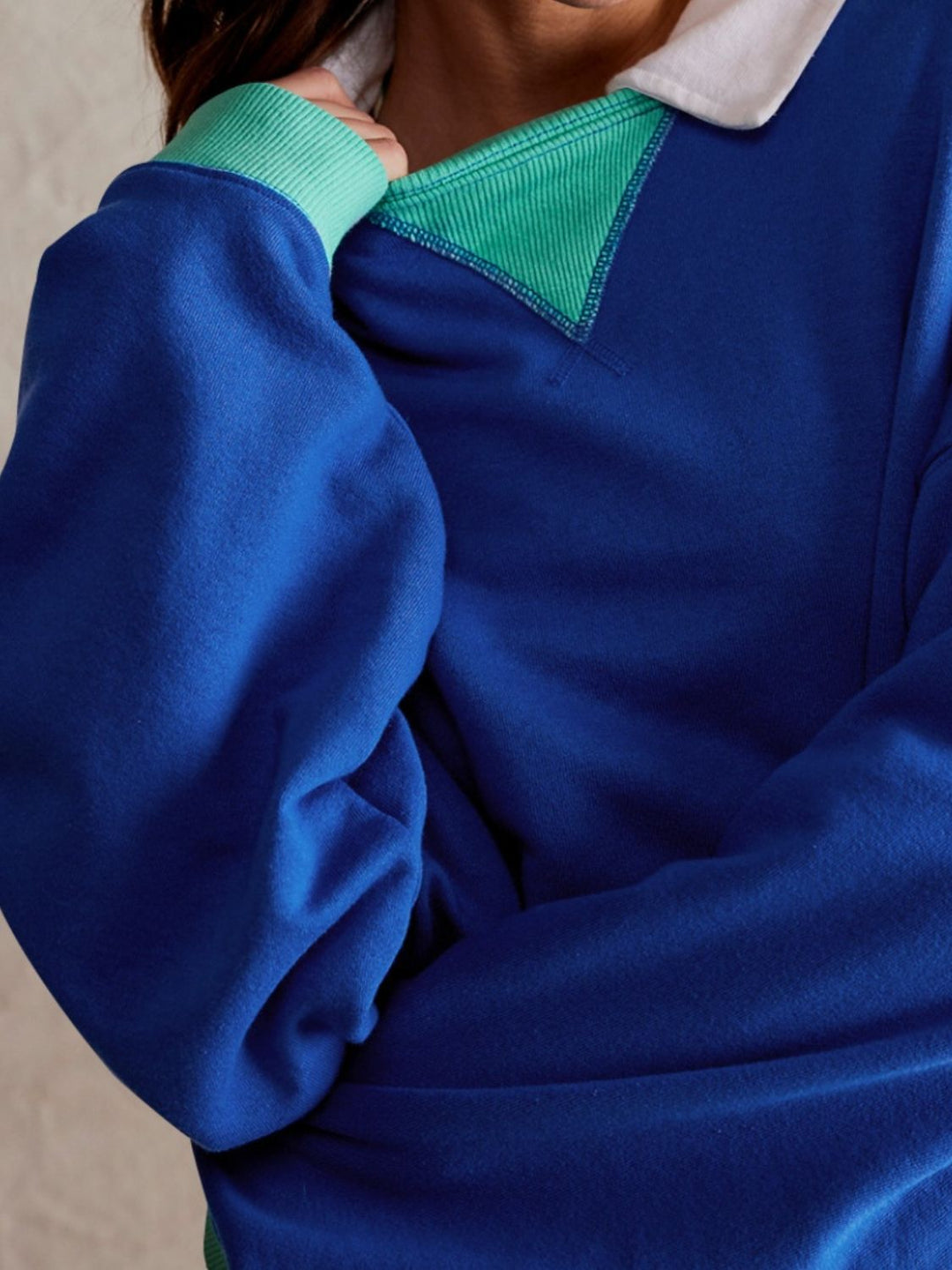 Stilla | Sweatshirt Med Kontrastfarvede Lange Ærmer og Nedfaldende Skuldre