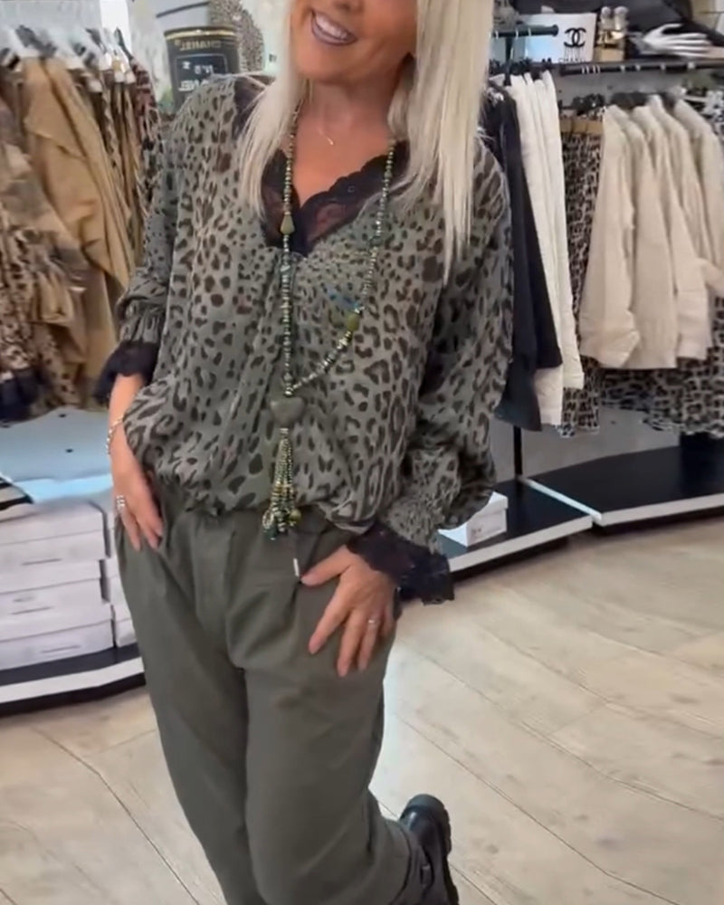 Stilla | Bluse med leopardmønster og V-udskæring samt patchwork-spids