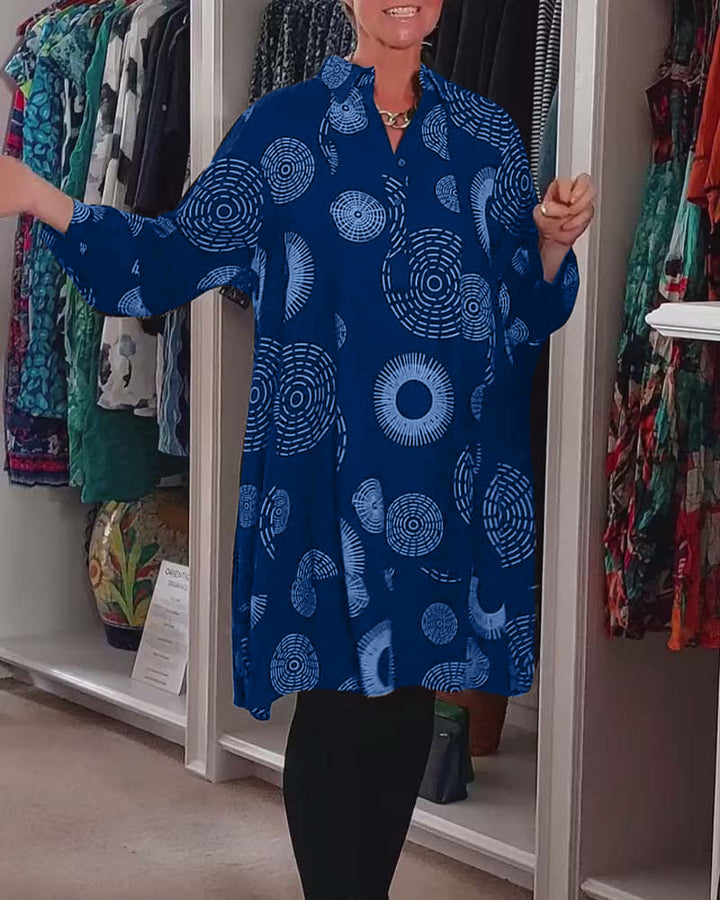 Stilla | Kjole med revers og geometrisk print