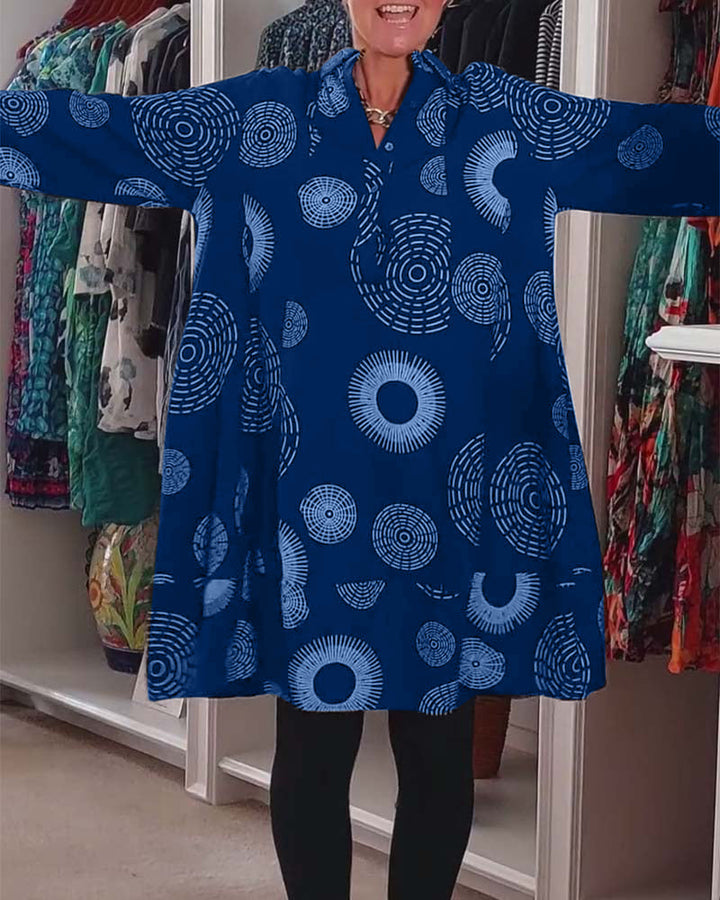 Stilla | Kjole med revers og geometrisk print