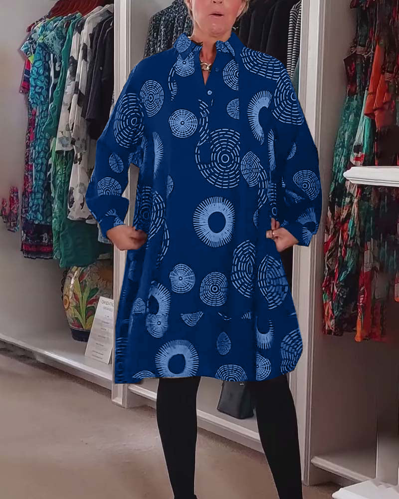 Stilla | Kjole med revers og geometrisk print