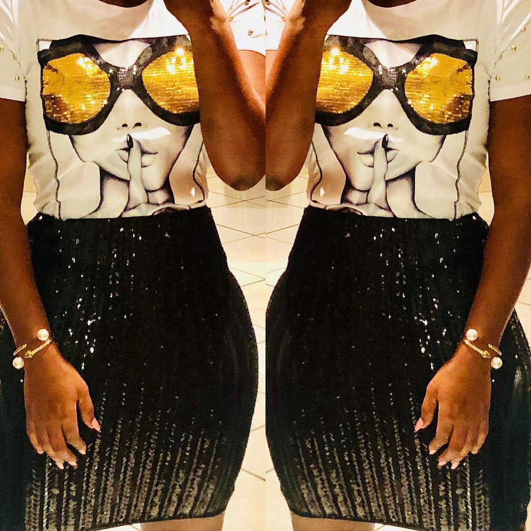 Dame Glamourøst T-Shirt med glimmermotiv og modiske detaljer Stilla