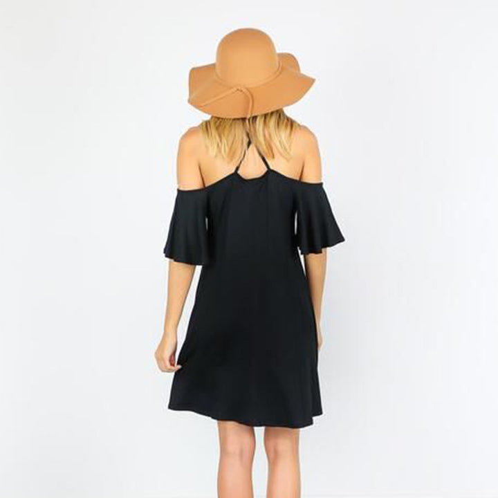 Kvinders sommerkjole med off-the-shoulder look og flydende snit
