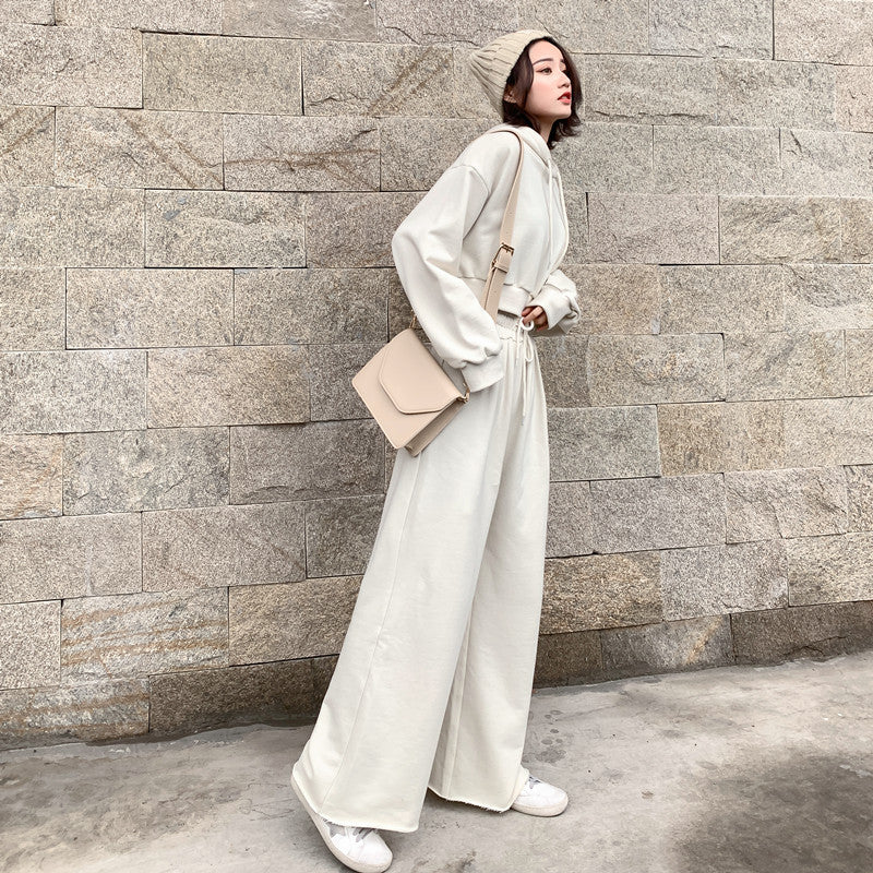 Damer moderigtigt og afslappet loungewear sæt med cropped hoodie og brede bukser Stilla
