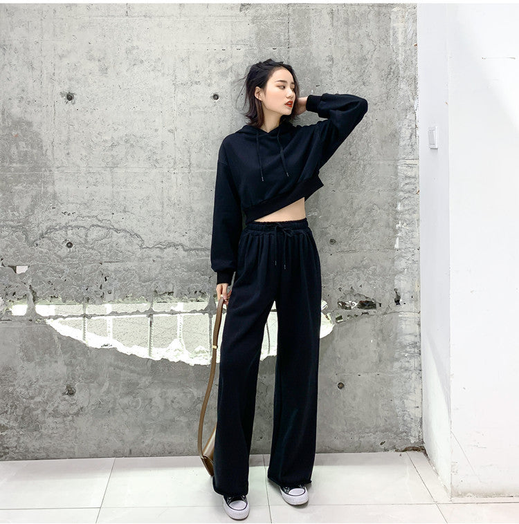 Damer moderigtigt og afslappet loungewear sæt med cropped hoodie og brede bukser Stilla