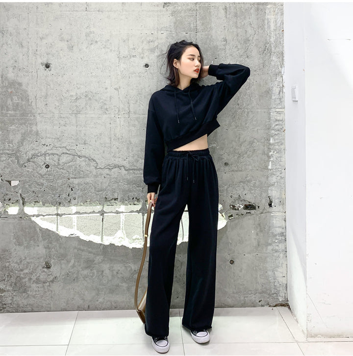 Damer moderigtigt og afslappet loungewear sæt med cropped hoodie og brede bukser Stilla