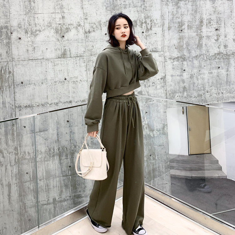 Damer moderigtigt og afslappet loungewear sæt med cropped hoodie og brede bukser Stilla