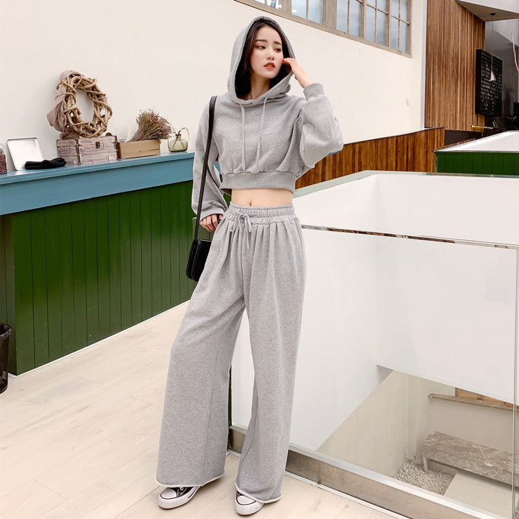 Damer moderigtigt og afslappet loungewear sæt med cropped hoodie og brede bukser Stilla