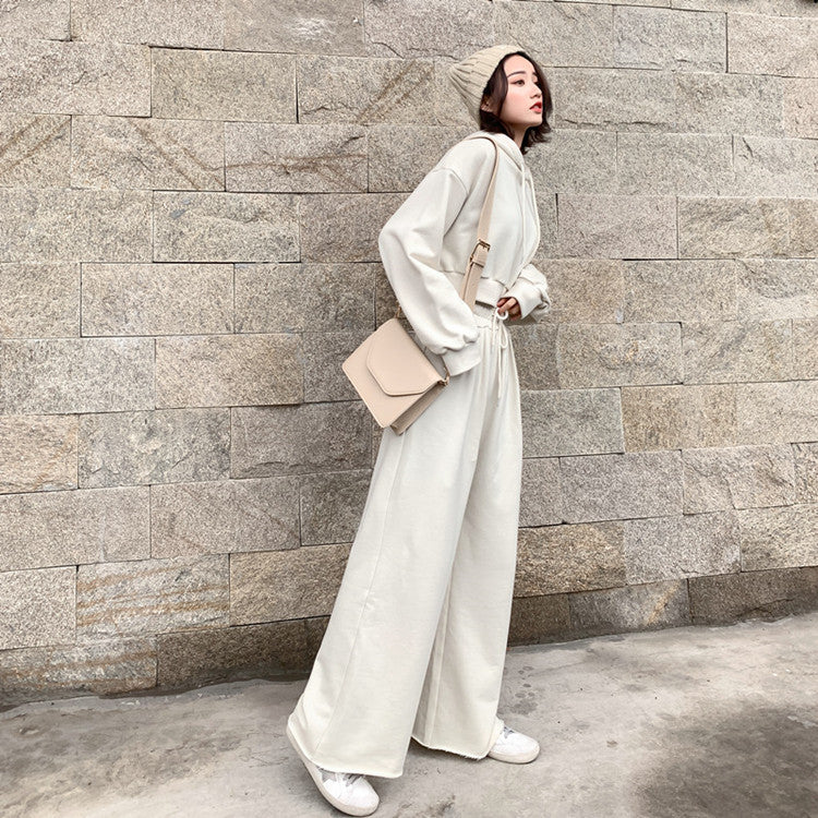 Damer moderigtigt og afslappet loungewear sæt med cropped hoodie og brede bukser Stilla