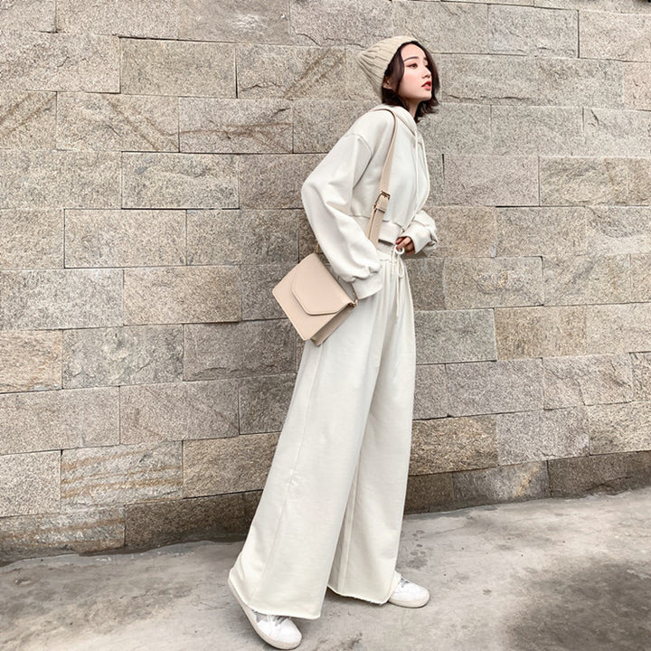 Damer moderigtigt og afslappet loungewear sæt med cropped hoodie og brede bukser Stilla