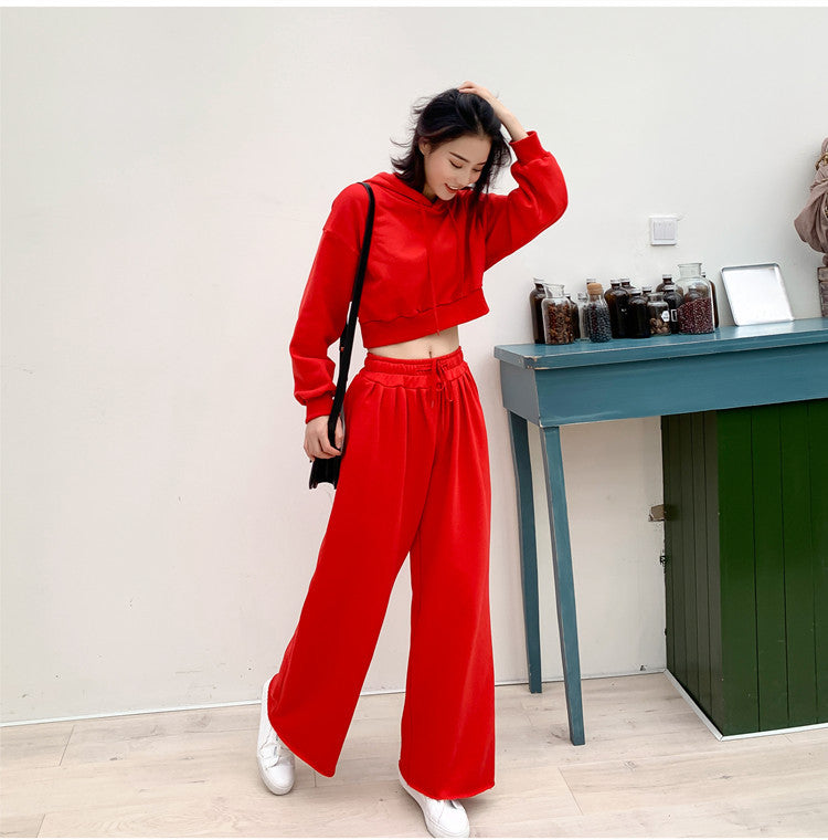 Damer moderigtigt og afslappet loungewear sæt med cropped hoodie og brede bukser Stilla