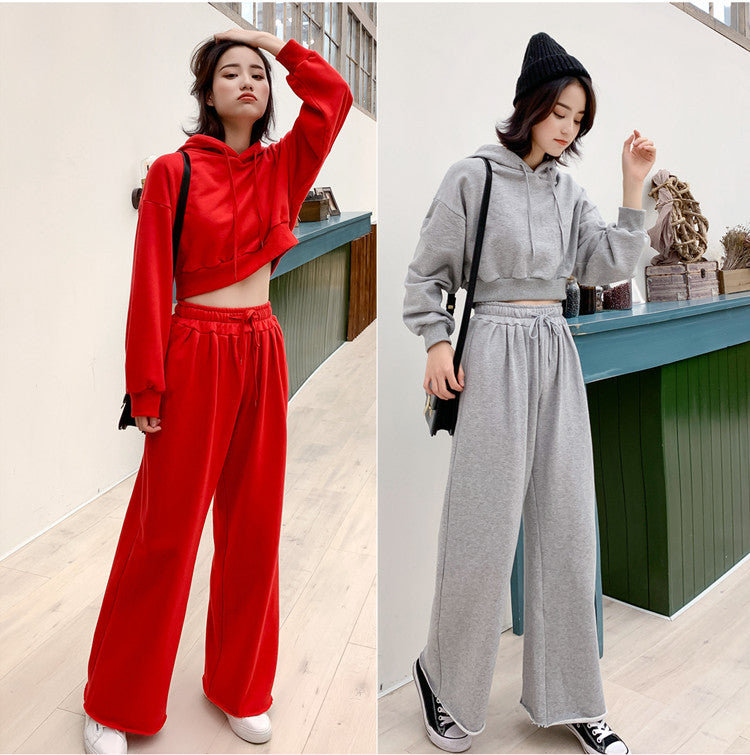 Damer moderigtigt og afslappet loungewear sæt med cropped hoodie og brede bukser Stilla