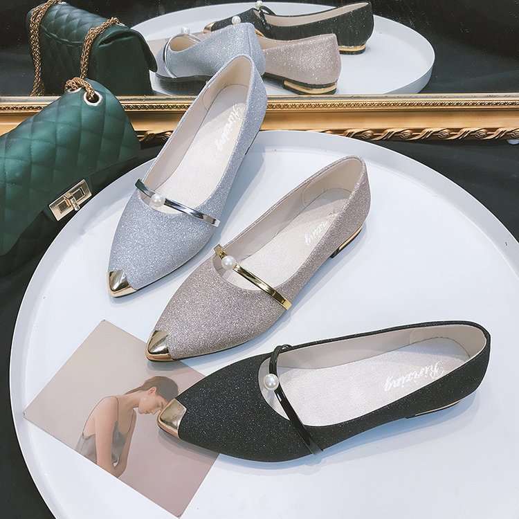 Damer nan elegante glitrende slippers med spids metalhætte, perlebesat spænde og flad hæl Skovae