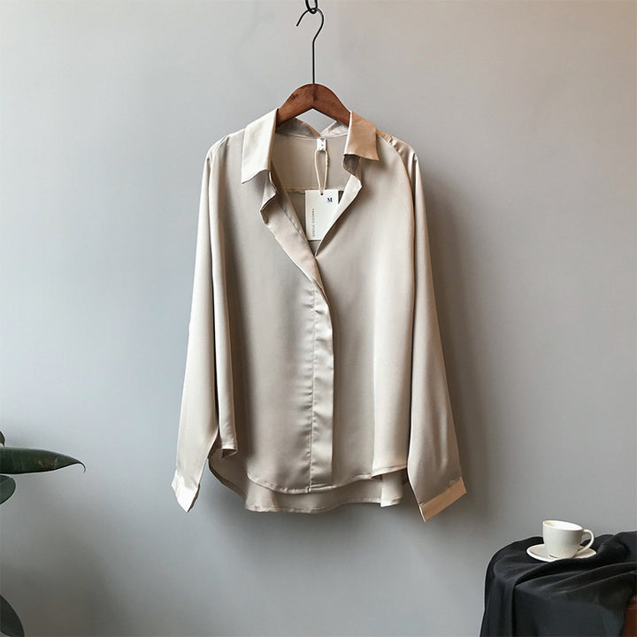 Dame glat satinbluse med elegant oversized pasform og let glans Stilla