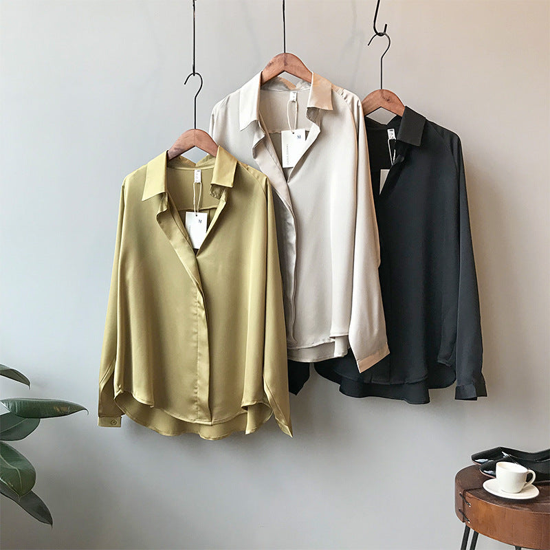 Dame glat satinbluse med elegant oversized pasform og let glans Stilla