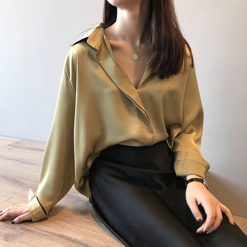 Dame glat satinbluse med elegant oversized pasform og let glans Stilla