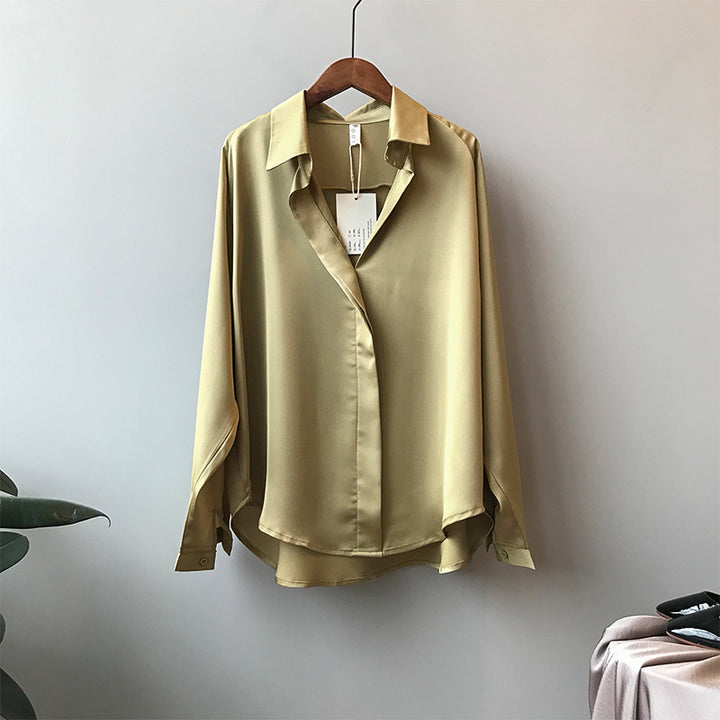 Dame glat satinbluse med elegant oversized pasform og let glans Stilla