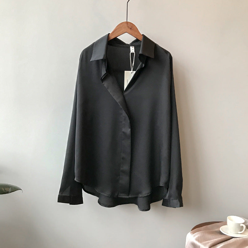 Dame glat satinbluse med elegant oversized pasform og let glans Stilla