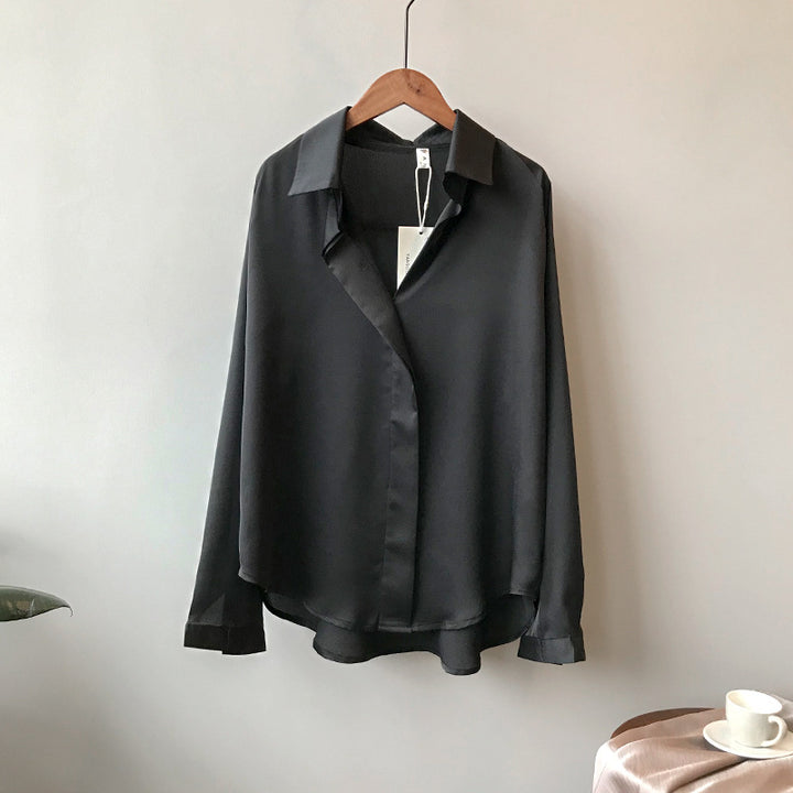 Dame glat satinbluse med elegant oversized pasform og let glans Stilla