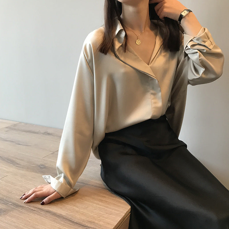 Dame glat satinbluse med elegant oversized pasform og let glans Stilla