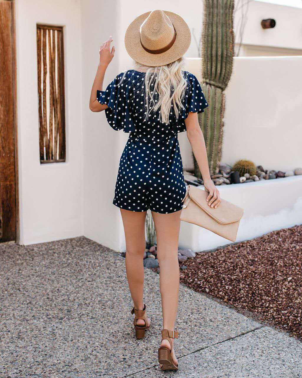 Dame playsuit med elegant V-hals og flæsedetaljer Stilla