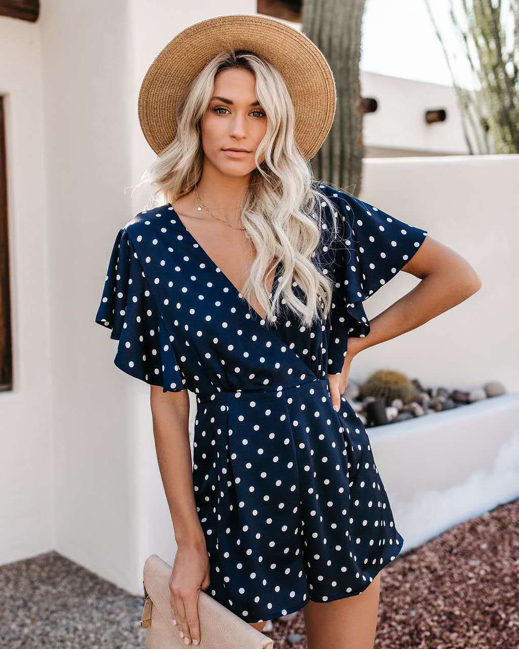 Dame playsuit med elegant V-hals og flæsedetaljer Stilla
