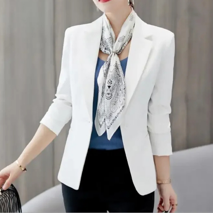 Stilla | Elegant Blazer Til Kvinder Med Knaplukning Ved Anklen