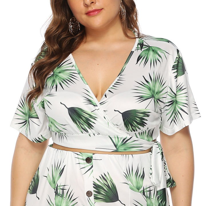 Dame elegant sommer-outfit med floral print og moderigtigt omslagdetail Skovae