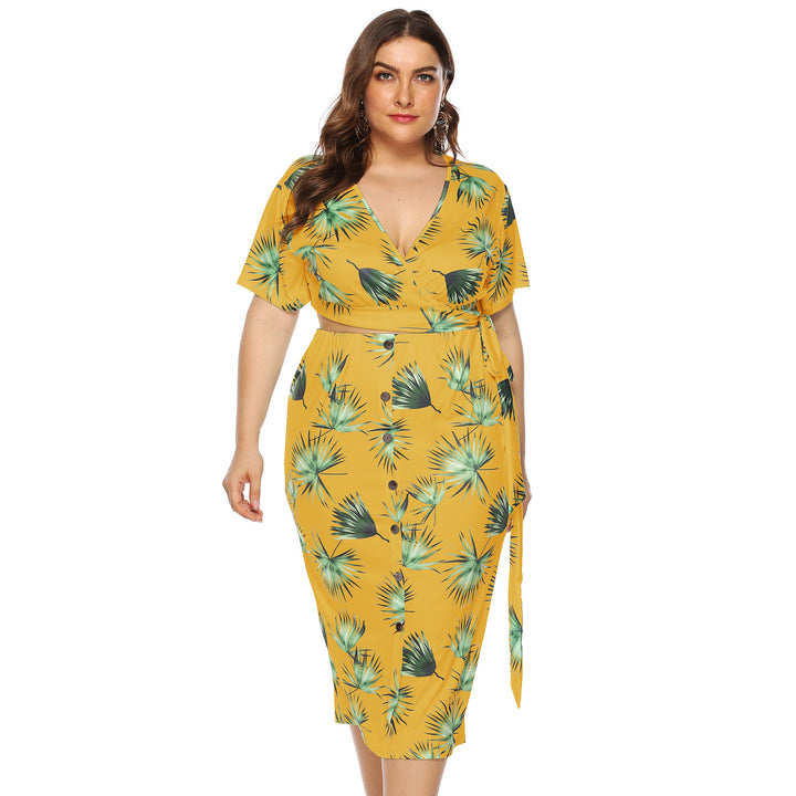 Dame elegant sommer-outfit med floral print og moderigtigt omslagdetail Skovae