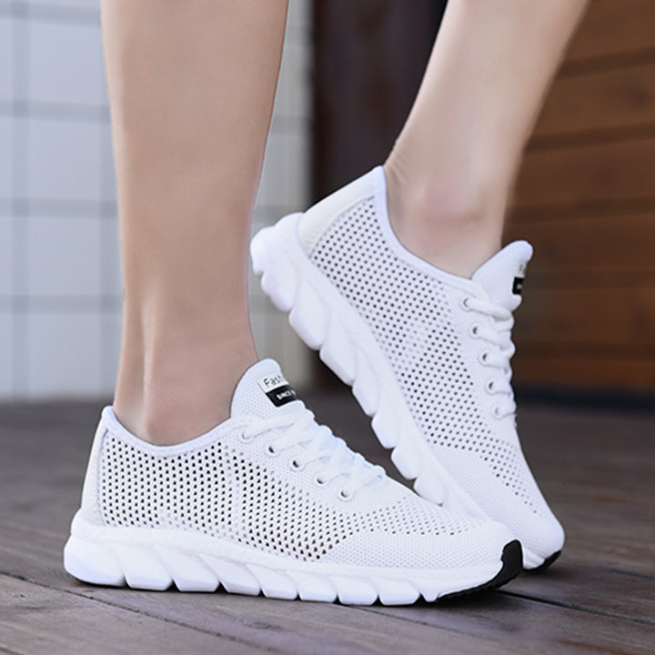 Dame nan lette netværks fritidssneakers med perforeret overdel og fleksibel bølgeløbs sål Skovae