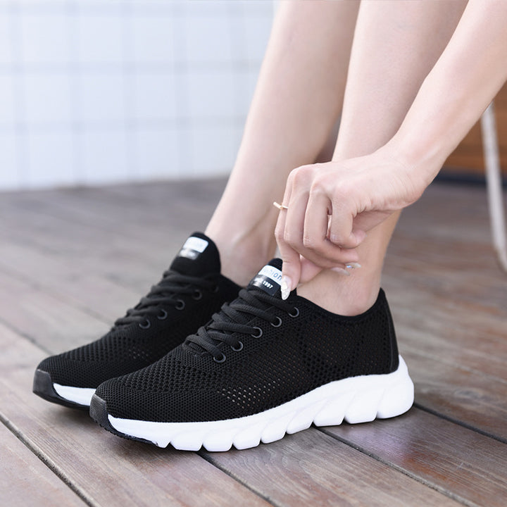 Dame nan lette netværks fritidssneakers med perforeret overdel og fleksibel bølgeløbs sål Skovae