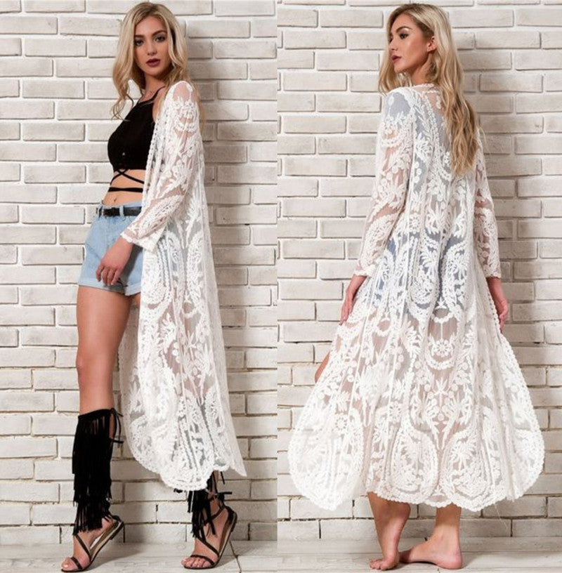 Dame lang blond kimono med blomsterdesign og sidesøm Stilla