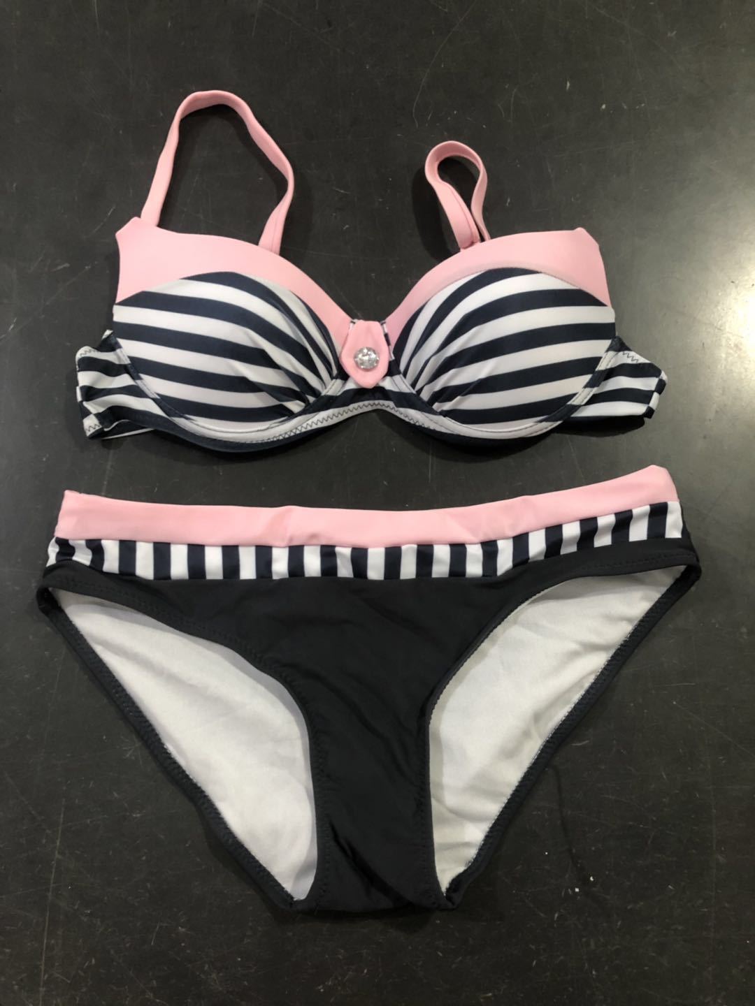 Dame bikini sæt med formende top og moderne stribemønster Skovae