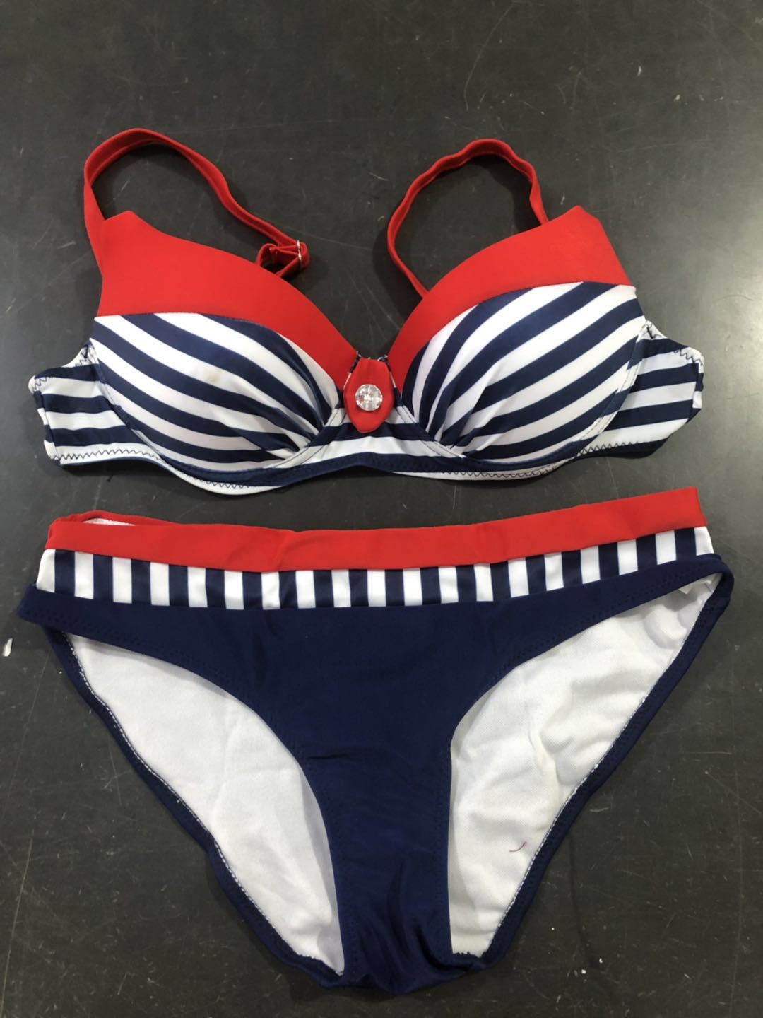 Dame bikini sæt med formende top og moderne stribemønster Skovae