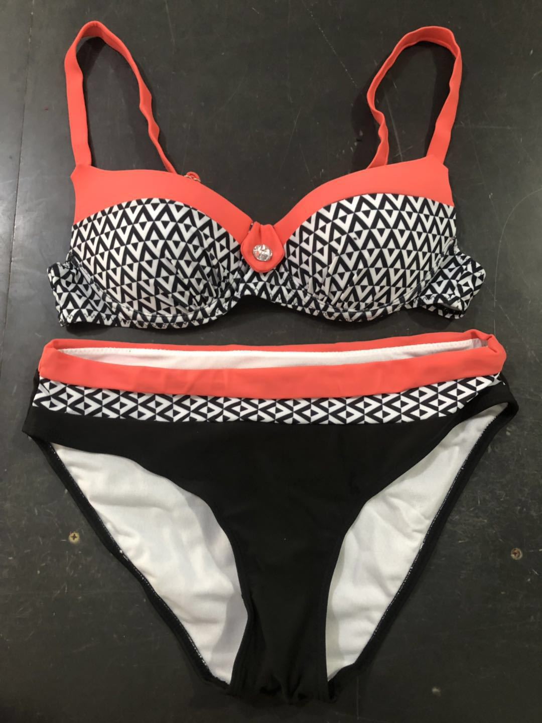 Dame bikini sæt med formende top og moderne stribemønster Skovae